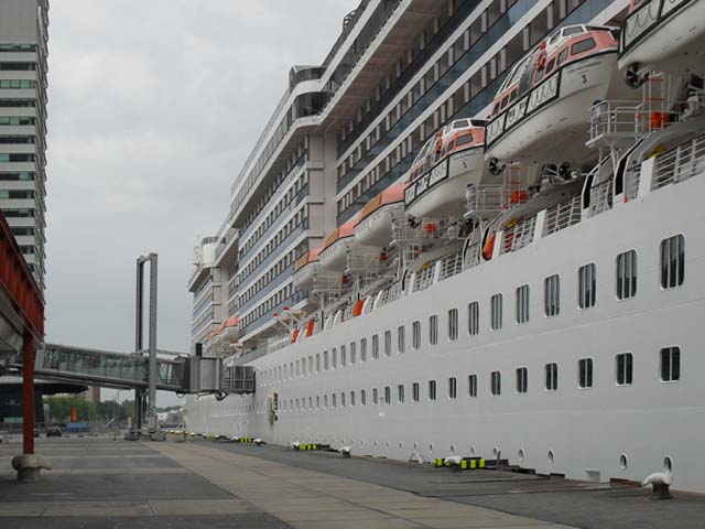 Cruiseschip ms Costa Mediterranea van Costa Crociere aan de Cruise Terminal Rotterdam